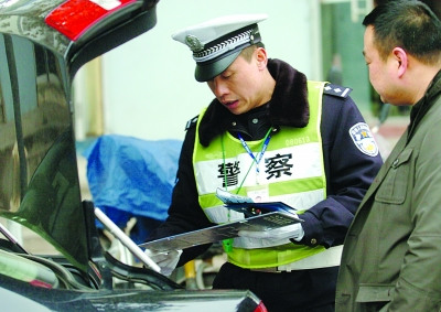 交警被嫌犯開車頂出1000米續:曾為優秀特警