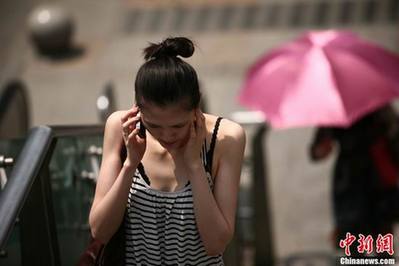 成都?xì)鉁爻掷m(xù)攀升 “夏日時(shí)裝秀”街頭上演