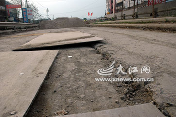 “住行安全”引關注：各地城市道路接連塌陷(組圖)