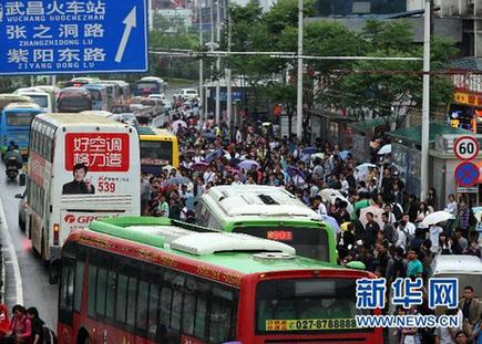 “這個(gè)五一有點(diǎn)堵”：直擊全國(guó)各地堵車實(shí)況