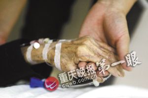 初中男生照顧拾荒老太13年 同學接力愛心馬拉松