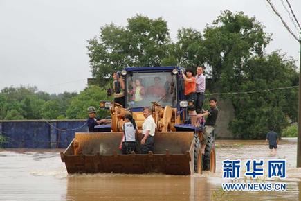 江西修水山洪暴發(fā) 救援人員緊急轉移被困群眾
