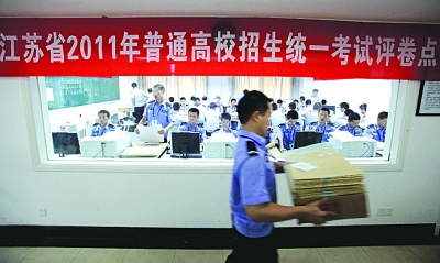 記者探訪高考閱卷“總部”:實拍試卷掃描現場