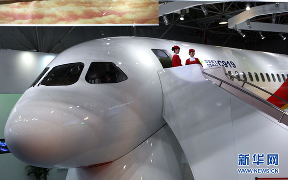 中國C919大型客機樣機首次在海外展出引關(guān)注