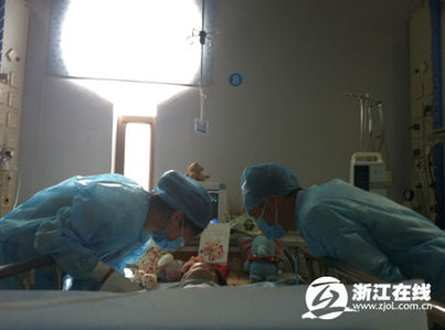 墜樓女孩妞妞醒了 會(huì)叫“爸爸媽媽”(圖)