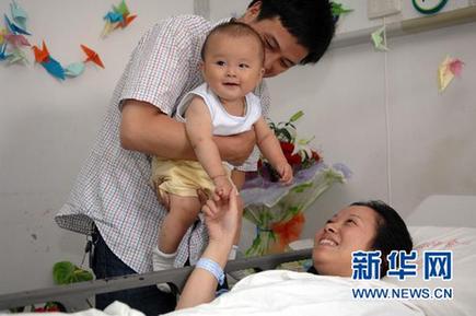 墜樓女孩妞妞醒了 會叫“爸爸媽媽”(圖)