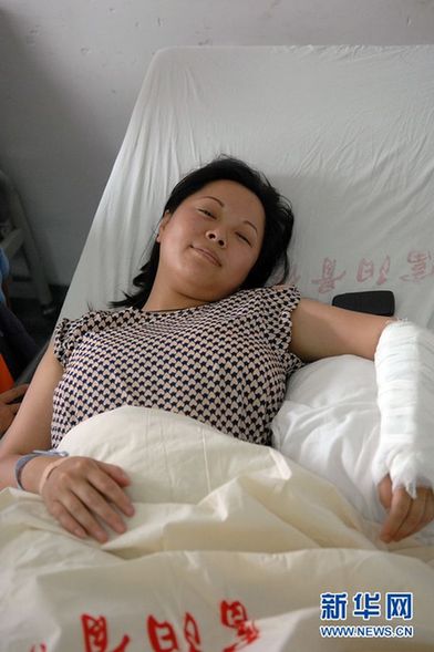 墜樓女孩妞妞醒了 會叫“爸爸媽媽”(圖)
