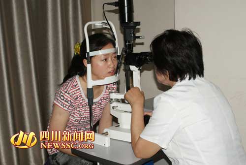 四川拒當(dāng)小三盲女獲15萬捐款