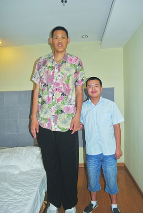 “中國(guó)第一巨人”身高2.46米 3張床并起才夠睡