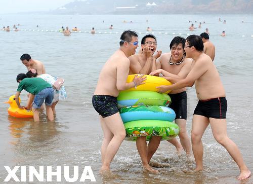 北方多個(gè)海濱浴場(chǎng)安全被疑 五大殺手藏身（組圖）