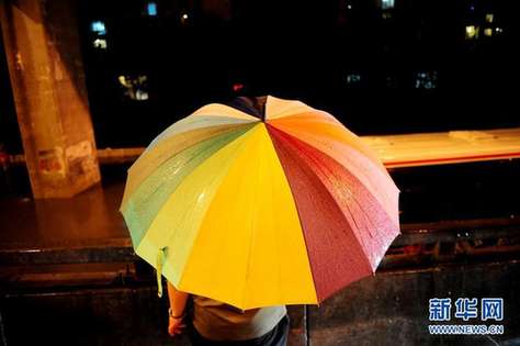 北京夜降暴雨 積水中勇現(xiàn)“淡定哥”(組圖)