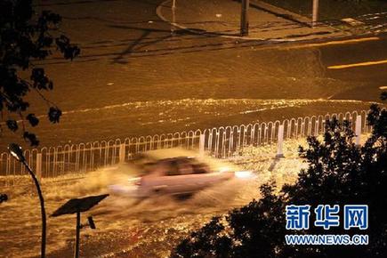 京城暴雨捧紅“POSE哥”：把雨當海 把車當船(圖)