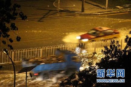 京城暴雨捧紅“POSE哥”：把雨當海 把車當船(圖)