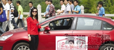 恨嫁美女鬧市高調(diào)征婚:有車有房待我如女王(圖)