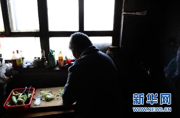 青海夫婦32年撫養(yǎng)腦癱棄兒托起生命之光