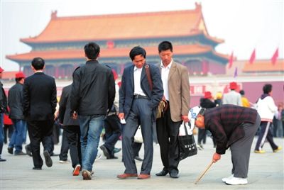 75歲老太堅持義務清理天安門垃圾17年(組圖)