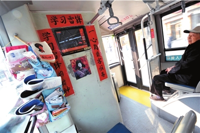公交司機(jī)親自背患病老人上車 5年未間斷