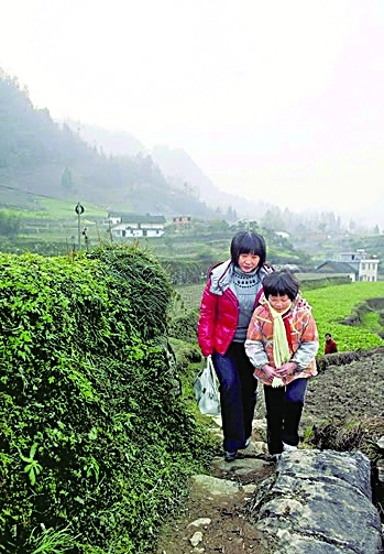 鄉(xiāng)村女教師籌資助學(xué):“英子姐姐”的愛(ài)心傳奇