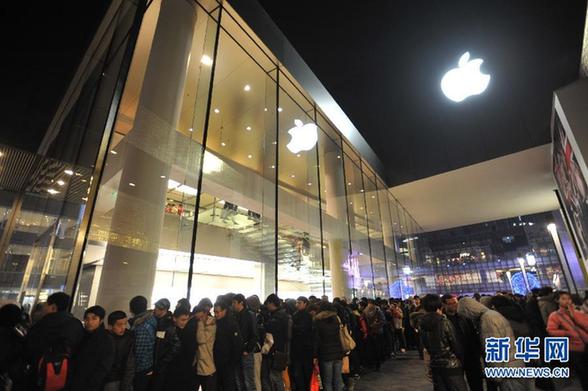 蘋(píng)果iPhone4S上市 “果粉”通宵排隊(duì)