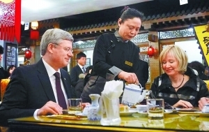 加拿大總理體驗北京小吃 吃炸醬面喝豆汁