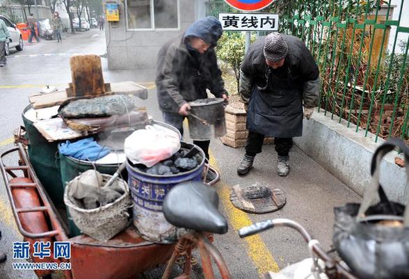年近九旬自食其力　“烤梨爺爺”走紅網絡