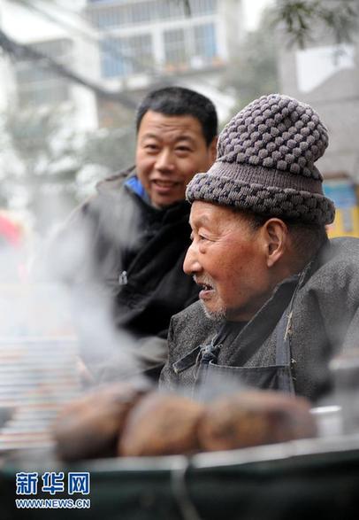年近九旬自食其力　“烤梨爺爺”走紅網(wǎng)絡(luò)