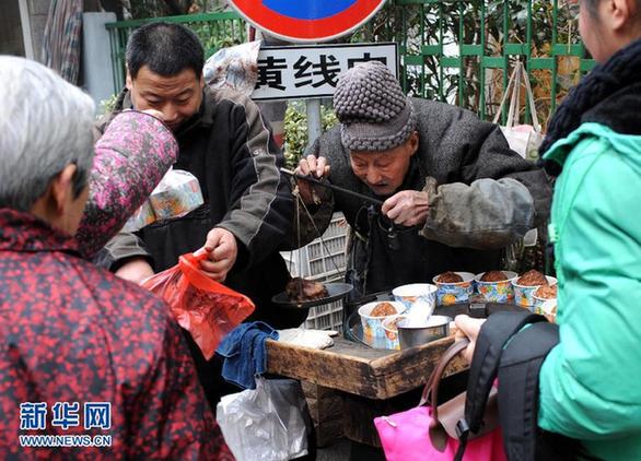 年近九旬自食其力　“烤梨爺爺”走紅網(wǎng)絡(luò)