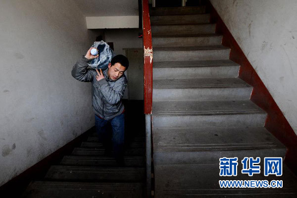 送1桶水捐2毛錢 “送水哥”“小錢大愛”感動網(wǎng)絡(luò)