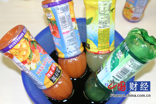 美汁源飲料瓶蓋存衛(wèi)生隱患 消費(fèi)者驚呼不會(huì)再買
