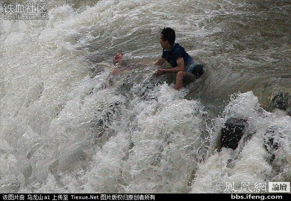 命懸一線！實拍鳳凰古城暴雨中震撼一幕