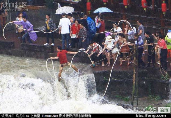 命懸一線！實(shí)拍鳳凰古城暴雨中震撼一幕