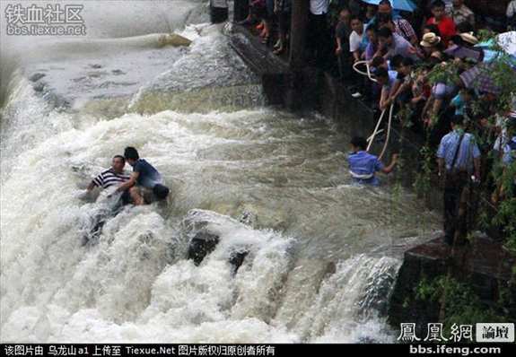 命懸一線！實(shí)拍鳳凰古城暴雨中震撼一幕