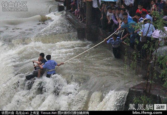 命懸一線！實拍鳳凰古城暴雨中震撼一幕