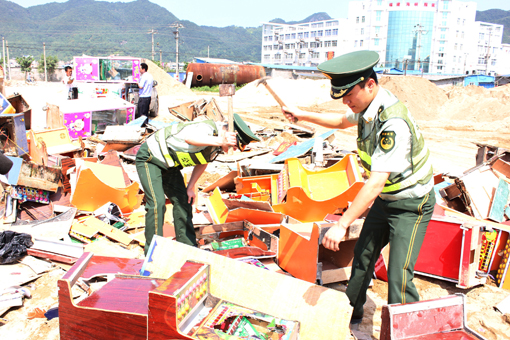 福建連江邊防官兵聯(lián)合公安部門銷毀賭博機(jī)