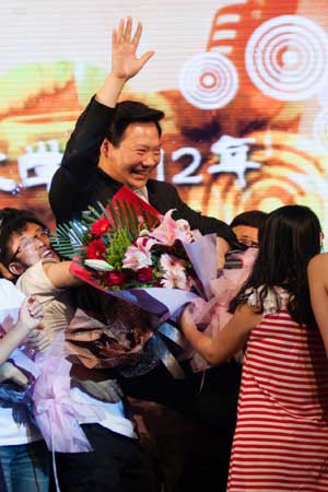 人大校長畢業晚會獻歌 被學生抬起拋向空中(圖)