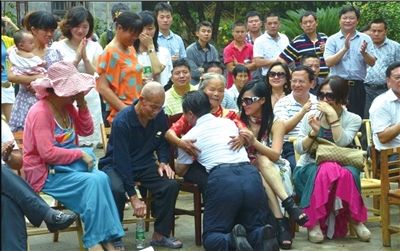 北大校長返老家長跪母親膝前祝壽 母子相擁灑淚(圖)