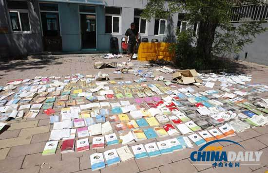 北京暴雨致一小學(xué)萬(wàn)余冊(cè)圖書(shū)被淹