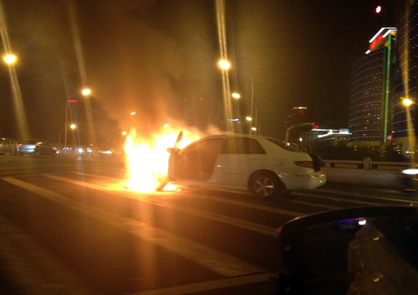 國貿(mào)橋一轎車自燃 火光沖天