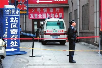 1男1女凌晨在北京站售票廳內排隊買票被割喉