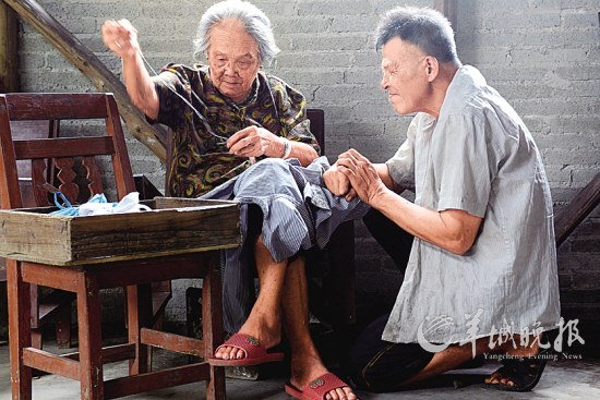 94歲麥奶奶和她的兩個智障兒 70年艱辛撫養(yǎng) 組圖