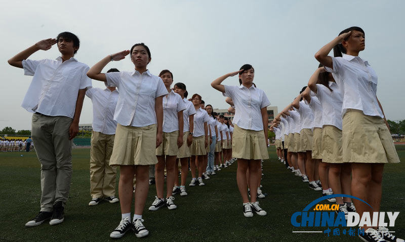 湖北：高校軍訓(xùn) 短裙褲受新生親睞