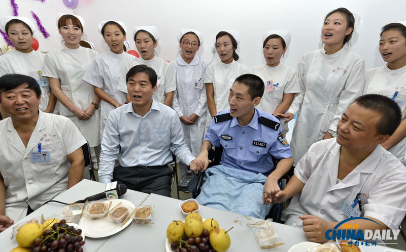“最美學(xué)警”李博亞為護士姐姐送月餅