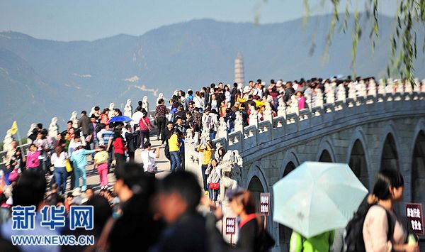 中秋國慶長假第三天景區游客量急劇攀升