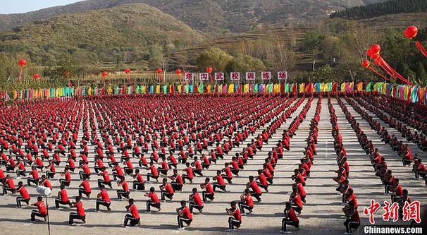 5萬(wàn)習(xí)武者少林寺沿途上演功夫嘉年華