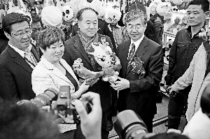 莫言：我是一個(gè)寫小說(shuō)的農(nóng)民 望“莫言熱”降溫