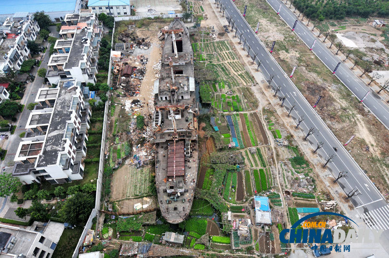 福州擱淺近40年水泥船“古田號(hào)”開(kāi)始拆解