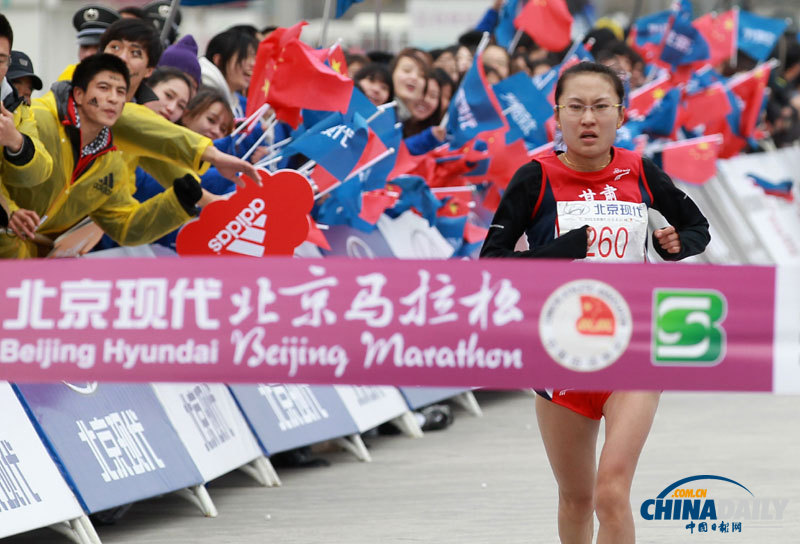 現場直擊北京馬拉松 中國“眼鏡俠”連續21次摘冠
