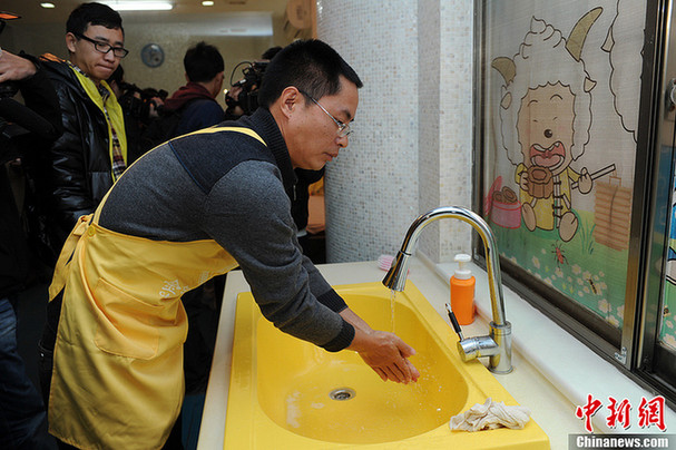 男大學老師轉行當“月嫂” 市民稱難以接受