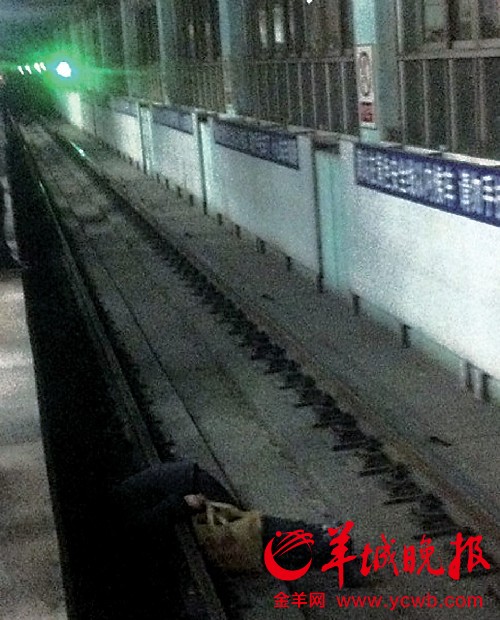 北京乘客暈厥掉下地鐵站臺 數百人高喊“停車”救人