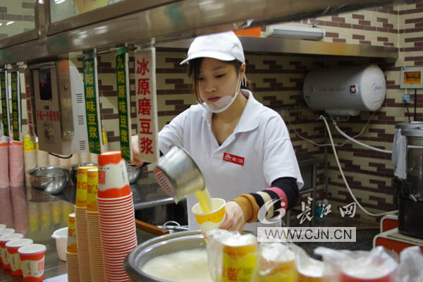 武漢“豆?jié){西施”校園走紅 清純不輸“奶茶妹妹”